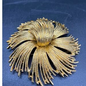 Large Vintage 1960s Monet Gold Tone‎ Cordelia Flower Brooch